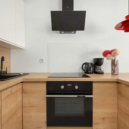 Stylish With Underground Parking And A Perfect Location By Renters